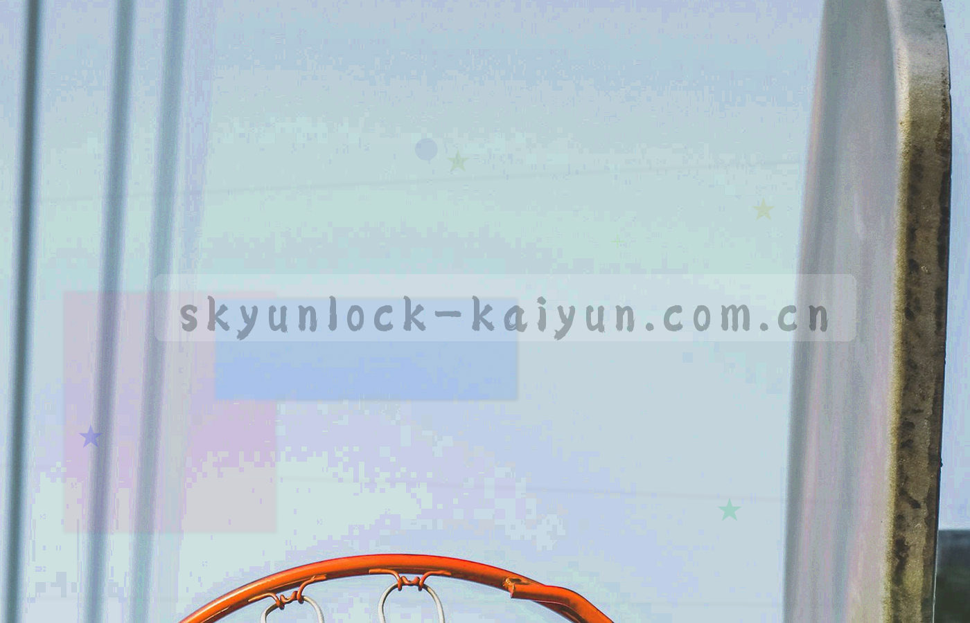 夜场边线处折叠椅与战术板搁在一起的斜角局部